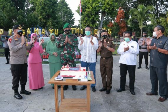 Masih Pagi, Irjen M Iqbal Bawa Brimob Sambangi Rumah Brigjen Ahmad Rizal - JPNN.COM