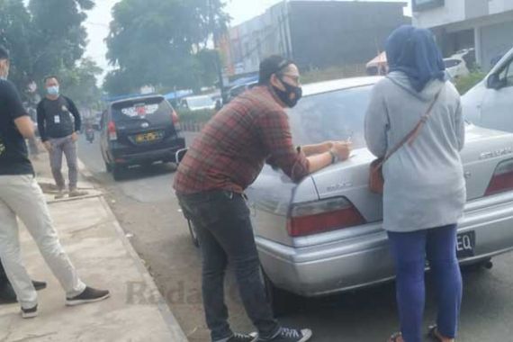 SD Kaget Mendengar Istrinya Menjerit, Terjadi di Dalam Mobil, 2 Pelaku Langsung Kabur - JPNN.COM