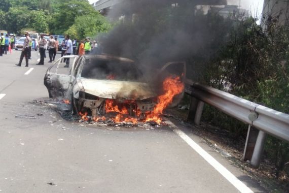 Lihat nih Sedan Peugeot Gosong di Tol Jagorawi - JPNN.COM