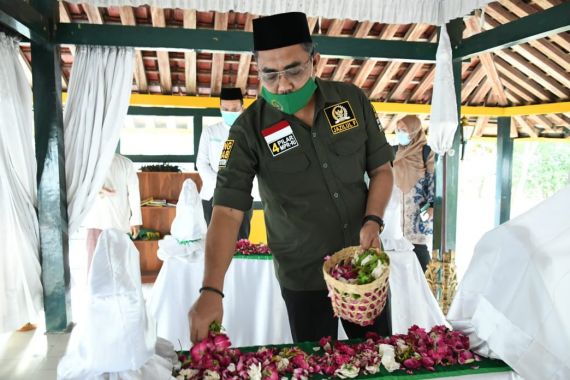 Ziarah ke Makam Pendiri Muhammadiyah, Gus Jazil: Kita Harus Teruskan Perjuangannya - JPNN.COM
