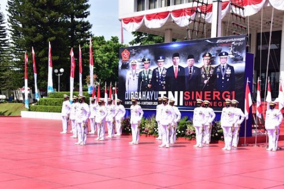 KSAL Laksamana Yudo Peringati HUT ke-75 TNI di Istana Negara - JPNN.COM
