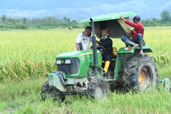 Mentan Syahrul Pantau Jalannya Produktivitas Pertanian di Pulau Buru - JPNN.COM