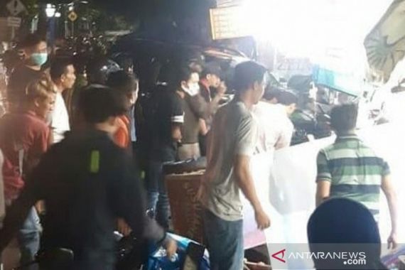 Mobil SUV Tabrak Empat Motor dan Gerobak Bubur di Jaktim, 2 Warga Terluka - JPNN.COM