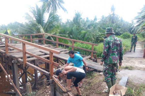 Personel Satgas TMMD Kebut Rehab Tiga Jembatan di Kotim - JPNN.COM