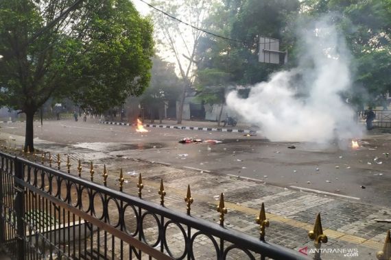 Demo di Bandung Kembali Rusuh, Massa dan Polisi Terlibat Bentrok - JPNN.COM