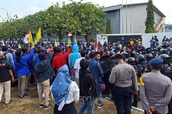 Tolak Omnibus Law Cipta Kerja, Mahasiswa di Bekasi Lemparkan Batu ke Polisi - JPNN.COM