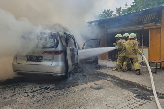 Honda Elysion Ludes Terbakar di Cipayung, Sempat Terdengar Ledakan - JPNN.COM