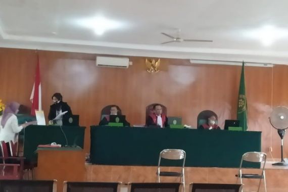 Terdakwa Asyik Ngopi saat Sidang, Hakim Abu Hanifah pun Berang - JPNN.COM