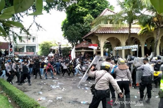 Massa Tolak UU Cipta Kerja Mengamuk, Rusuh di Malioboro - JPNN.COM