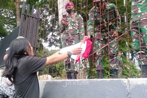 Menangis saat Demo Buruh, Eva Bawa Bendera Merah Putih sembari Minta Perlindungan Marinir - JPNN.COM