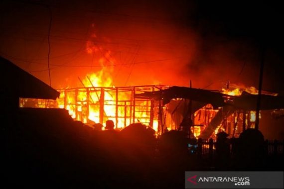 Delapan Unit Bangunan Ludes Terbakar di Melawi, Empat Orang Meninggal Dunia - JPNN.COM