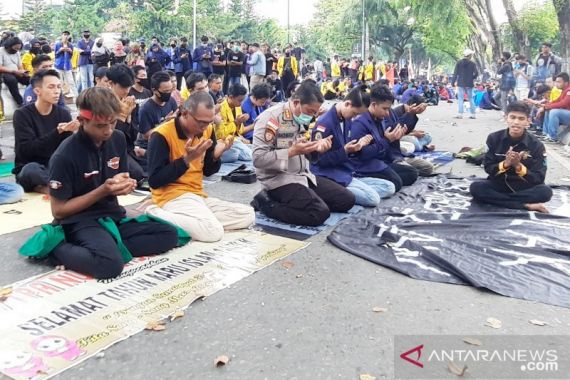 Lihat Aksi Kapolres di Tengah Demonstran, Tak Ada Kerusuhan, Damai, Top - JPNN.COM