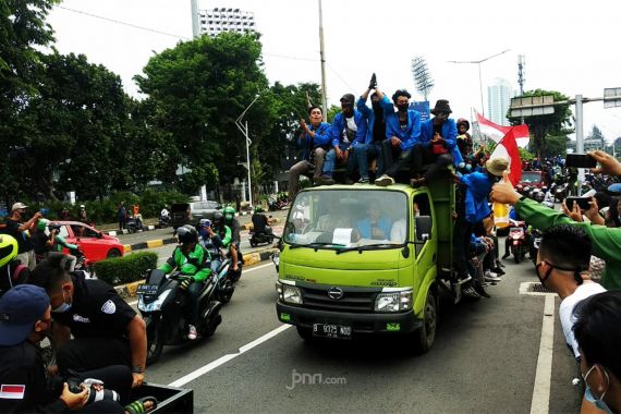 Mahasiswa Bergerak ke Istana, Ada yang Bawa Spanduk Jokowi Lagi Kangen - JPNN.COM