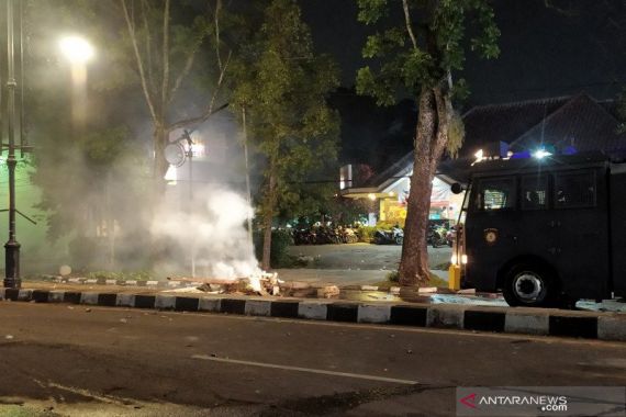 Demo Tolak UU Cipta Kerja di Bandung Rusuh, Massa Mengamuk - JPNN.COM