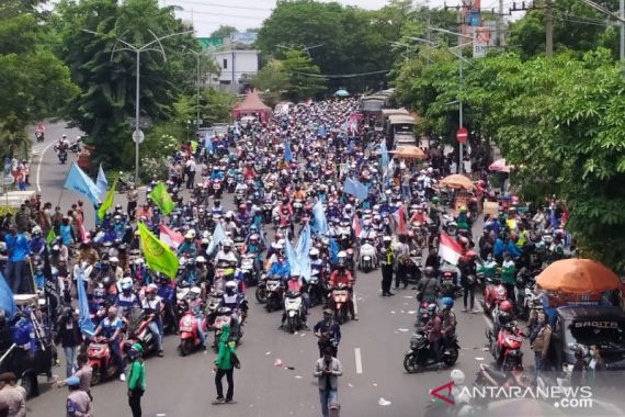 Demo Tolak UU Cipta Kerja di Surabaya, Massa Buruh Membeludak - JPNN.COM