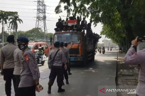 Polisi-TNI Berhadapan dengan Puluhan Remaja, Nih Fotonya - JPNN.COM