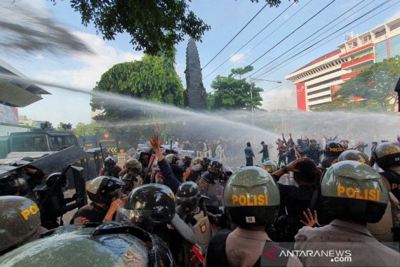 Demo Tolak UU Cipta Kerja di Semarang Rusuh, Ada Massa Misterius? - JPNN.COM