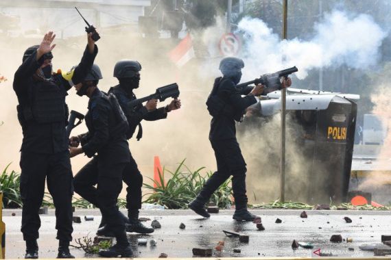 Duh, Perusuh Demo Tolak Ciptaker Merusak 18 Fasilitas Kepolisan di Jakarta - JPNN.COM