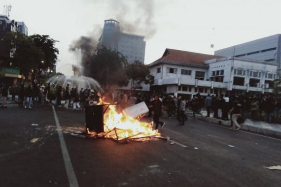 Surabaya Mencekam, Sejumlah Fasilitas Publik Dibakar, Anak Buah Risma Bilang Begini - JPNN.COM