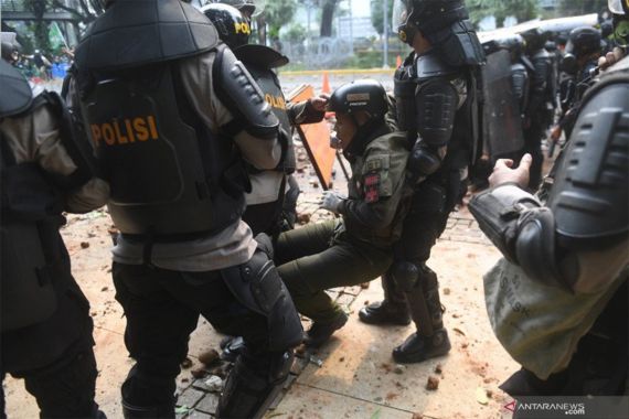 23 Polisi Terluka saat Aksi Demo Tolak UU Cipta Kerja, 4 Orang Masih Dirawat di RS Kramat Jati - JPNN.COM