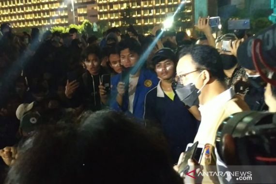 Malam Masih Mencekam, Anies Baswedan Menemui Massa Demonstran - JPNN.COM