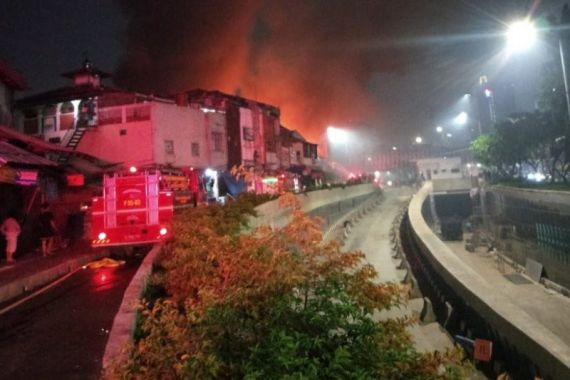 Demonstran Membakar Gedung Bioskop Senen, Petugas Damkar Takut jadi Sasaran - JPNN.COM