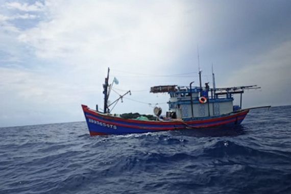 KRI John Lie Tangkap Kapal Ikan Berbendera Vietnam - JPNN.COM