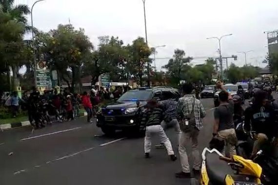 Sisa-sisa Kerusuhan di Bekasi, 2 Pos Polisi dan Mobil Kapolres Dirusak - JPNN.COM