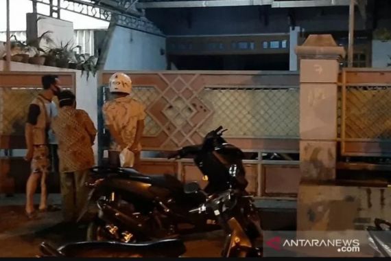 Istri Temukan Suami dan Anak Tergeletak Kritis di Rumah, Ada Secarik Kertas Berisi Pesan - JPNN.COM