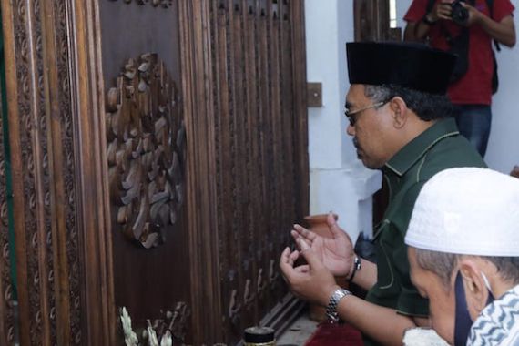 Selain Sosialisasikan Empat Pilar, Gus Jazil Juga Berziarah ke Makam Sulthan Maulana Hasanuddin - JPNN.COM