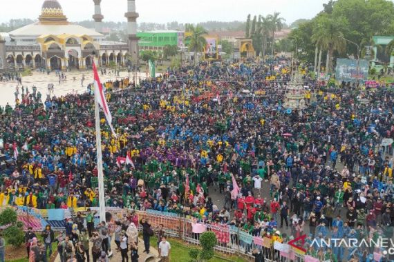 Massa Membeludak, Demo Berlangsung Damai tetapi Mengerikan - JPNN.COM