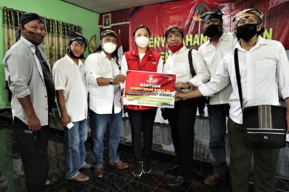 Kemensos Salurkan 1.000 Paket Sembako untuk Warga Terdampak Pandemi Covid-19 di Klaten - JPNN.COM