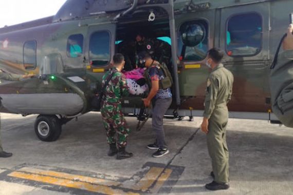 TNI Mengevakuasi Dua Orang Korban Penembakan KKSB ke Jakarta - JPNN.COM