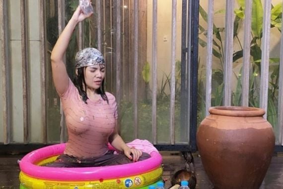 Dinar Candy Pamer Pose Sedang Mandi Malam, Bantu Sirami dong - JPNN.COM