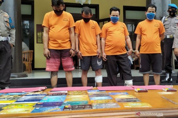 4 Pencuri Modus Ganjal ATM Ditangkap, Dua Pelaku Langsung Ditembak di Kaki, Nih Penampakannya - JPNN.COM