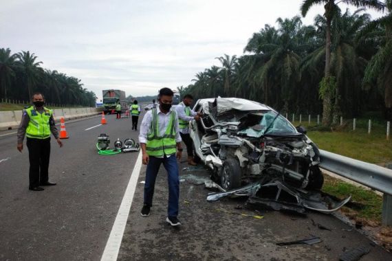 Avanza Tabrak Belakang Trailer di Tol Pekanbaru-Dumai, Lihat Kondisi Mobilnya - JPNN.COM