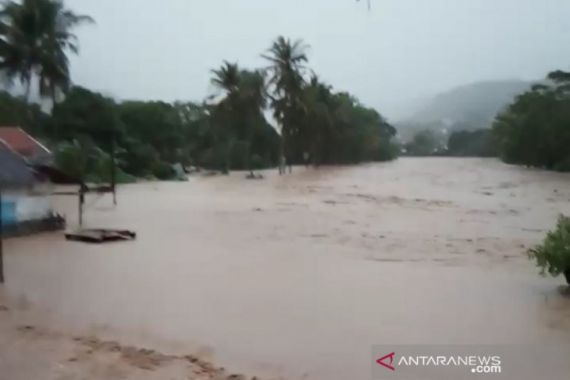 Banjir Melanda Selatan Garut, Seribuan Orang Terpaksa Mengungsi - JPNN.COM