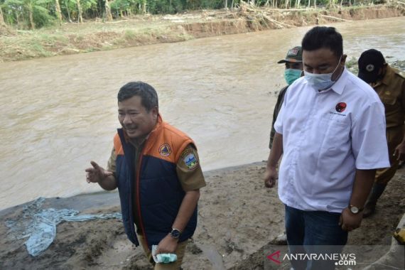 Lima Rumah Warga di Garut Hanyut Terbawa Banjir Bandang - JPNN.COM