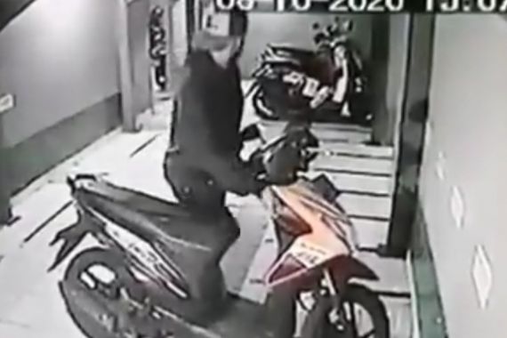 Sepi Pesanan Menjahit, Dua Pemuda Ini Nekat Curi Motor, Satu Pelaku Ditembak di Kaki - JPNN.COM