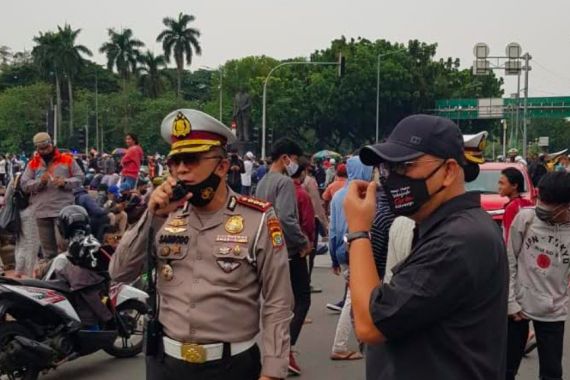Terjun Langsung Memantau Aksi Demo, Komisioner Kompolnas Minta Polisi Tindak Tegas Perusuh - JPNN.COM