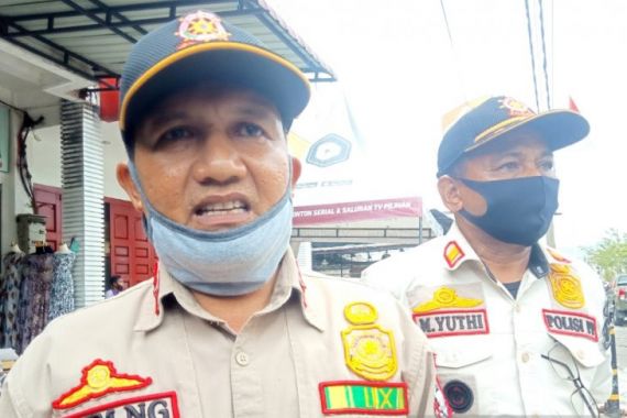 Sejoli Digerebek di Bekas Gudang, Si Pria Marah Lalu Serang Petugas WH Pakai Parang - JPNN.COM