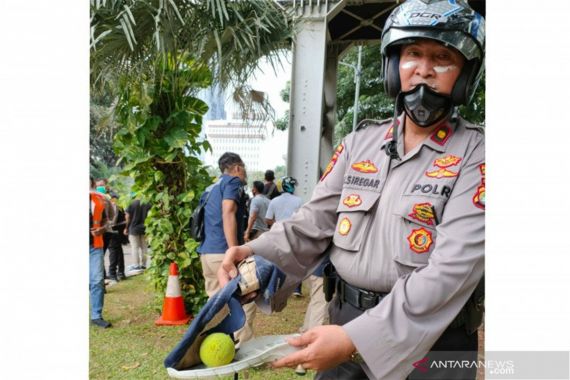 Massa di Bundaran BI Lempar Sebuah Bola, Polisi Langsung Sesak Napas - JPNN.COM