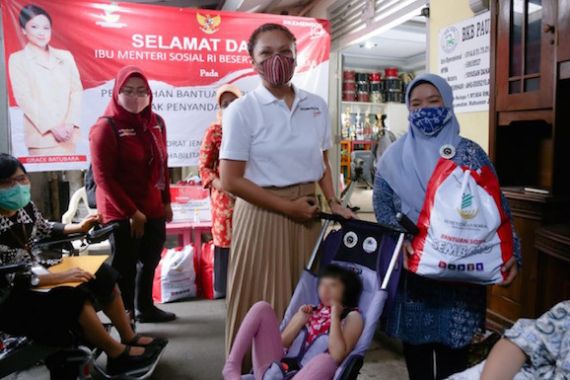 Kemensos Berikan Bantuan Kepada Anak Penyandang Disabilitas - JPNN.COM