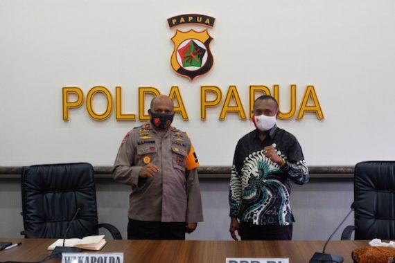 Kunjungi Polda Papua, Yan Mandenas Soroti Kasus Penembakan di Intan Jaya dan Nduga - JPNN.COM