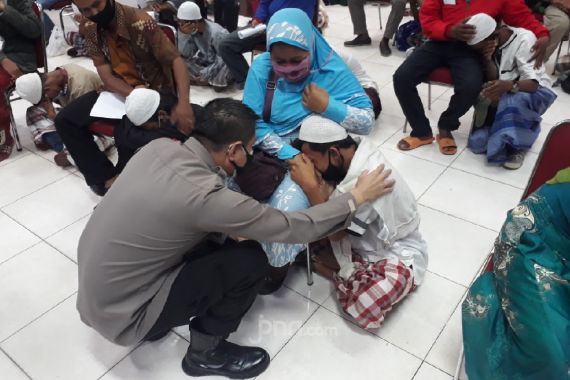 Orang Tua Jatuh Pingsan Melihat Anaknya di Polres Bekasi Kota - JPNN.COM