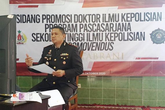 AKBP Dedy Tabrani Raih Gelar Doktor dengan Summa Cum Laude, Disertasinya Dahsyat - JPNN.COM
