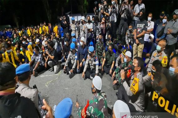 Sudah Malam, Demo di Banjarmasin Tak Juga Bubar, Kapolda Nico Afinta pun Duduk di Jalan - JPNN.COM