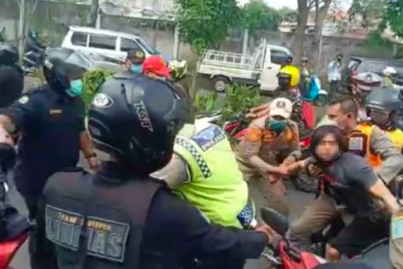 Viral! Video Satpol PP Ciduk Paksa Warga saat Operasi Protokol Kesehatan, Ternyata ini yang Terjadi.. - JPNN.COM