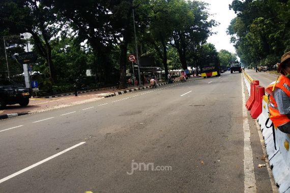 Polisi Sudah Blokir Jalan Menuju Istana sebelum BEM SI Berdemo Tolak Cipta Kerja - JPNN.COM