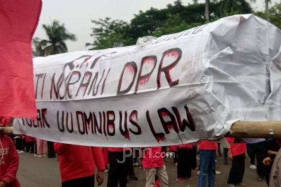 Ada Keranda, Dukun dan Mak Lampir di Tengah Demo Serikat Rakyat Miskin Indonesia - JPNN.COM